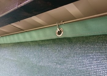 Winddoek / schaduwdoek donkergroen tbv hooi opslag, fam Kruiten