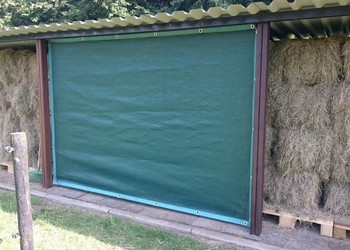 Winddoek / schaduwdoek donkergroen tbv hooi opslag, fam Kruiten